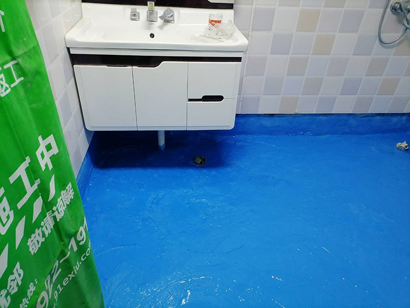 衛生間地面防水:刷第一遍防水涂料。施工前確保工地干凈，干燥，防水涂料要涂滿，無遺漏，與基層結合牢固，無裂紋，無氣泡，無脫落現象。涂刷高度一致，厚度要達到規定要求。刷第二遍防水涂料。待第一遍涂料干透后才能進行第二遍，具體時間視涂料而定。間隔時間太短，防水的效果會打折扣。鋪保護層。需在防水涂料表面鋪上保護層。保護層要完全覆蓋防水層，無遺漏，與基層結合牢固，無裂紋，無氣泡，無脫落現象。 閉水試驗。閉水試驗時，地面最高點的水不能低于2里面，保存至少24小時，觀察無滲漏現象后才算合格。如有滲漏，需重做，切莫疏忽大意。