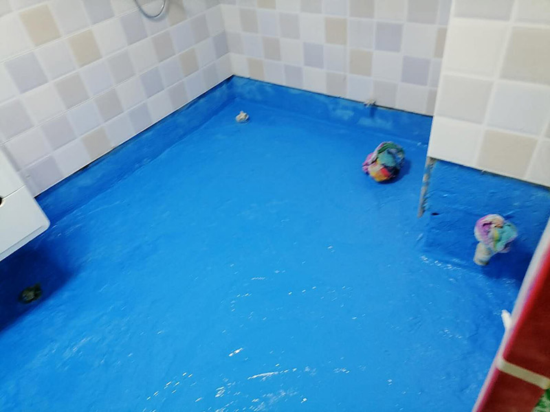 衛生間地面防水:刷第一遍防水涂料。施工前確保工地干凈，干燥，防水涂料要涂滿，無遺漏，與基層結合牢固，無裂紋，無氣泡，無脫落現象。涂刷高度一致，厚度要達到規定要求。刷第二遍防水涂料。待第一遍涂料干透后才能進行第二遍，具體時間視涂料而定。間隔時間太短，防水的效果會打折扣。鋪保護層。需在防水涂料表面鋪上保護層。保護層要完全覆蓋防水層，無遺漏，與基層結合牢固，無裂紋，無氣泡，無脫落現象。 閉水試驗。閉水試驗時，地面最高點的水不能低于2里面，保存至少24小時，觀察無滲漏現象后才算合格。如有滲漏，需重做，切莫疏忽大意。