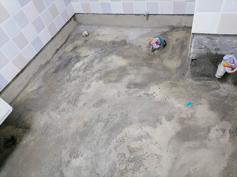 衛生間地面防水:刷第一遍防水涂料。施工前確保工地干凈，干燥，防水涂料要涂滿，無遺漏，與基層結合牢固，無裂紋，無氣泡，無脫落現象。涂刷高度一致，厚度要達到規定要求。刷第二遍防水涂料。待第一遍涂料干透后才能進行第二遍，具體時間視涂料而定。間隔時間太短，防水的效果會打折扣。鋪保護層。需在防水涂料表面鋪上保護層。保護層要完全覆蓋防水層，無遺漏，與基層結合牢固，無裂紋，無氣泡，無脫落現象。 閉水試驗。閉水試驗時，地面最高點的水不能低于2里面，保存至少24小時，觀察無滲漏現象后才算合格。如有滲漏，需重做，切莫疏忽大意。
