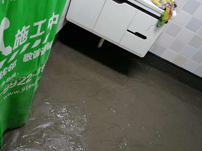 衛生間地面防水:刷第一遍防水涂料。施工前確保工地干凈，干燥，防水涂料要涂滿，無遺漏，與基層結合牢固，無裂紋，無氣泡，無脫落現象。涂刷高度一致，厚度要達到規定要求。刷第二遍防水涂料。待第一遍涂料干透后才能進行第二遍，具體時間視涂料而定。間隔時間太短，防水的效果會打折扣。鋪保護層。需在防水涂料表面鋪上保護層。保護層要完全覆蓋防水層，無遺漏，與基層結合牢固，無裂紋，無氣泡，無脫落現象。 閉水試驗。閉水試驗時，地面最高點的水不能低于2里面，保存至少24小時，觀察無滲漏現象后才算合格。如有滲漏，需重做，切莫疏忽大意。