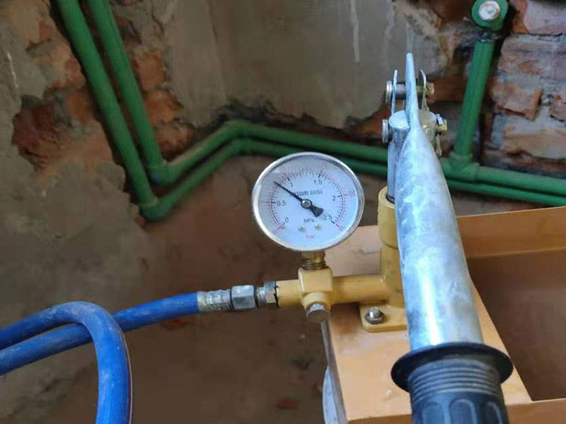 新裝水管打壓測試：堵住內(nèi)所有的堵頭，并將進(jìn)水容總管的閥門關(guān)閉。測壓時(shí)，把千斤頂?shù)膲簵U搖至壓力表的0.9-1.0之間，也就是說測壓試驗(yàn)的壓力要是正常水壓的3倍左右。同材質(zhì)的水管，其的測壓試驗(yàn)的時(shí)間是不同的，焊接管的測壓一般是30分鐘，而非焊接管的測壓一般4小時(shí) 如果出現(xiàn)了測壓器表針下降、變動(dòng)等現(xiàn)象，則說明水管的連接不緊密，重新安裝。