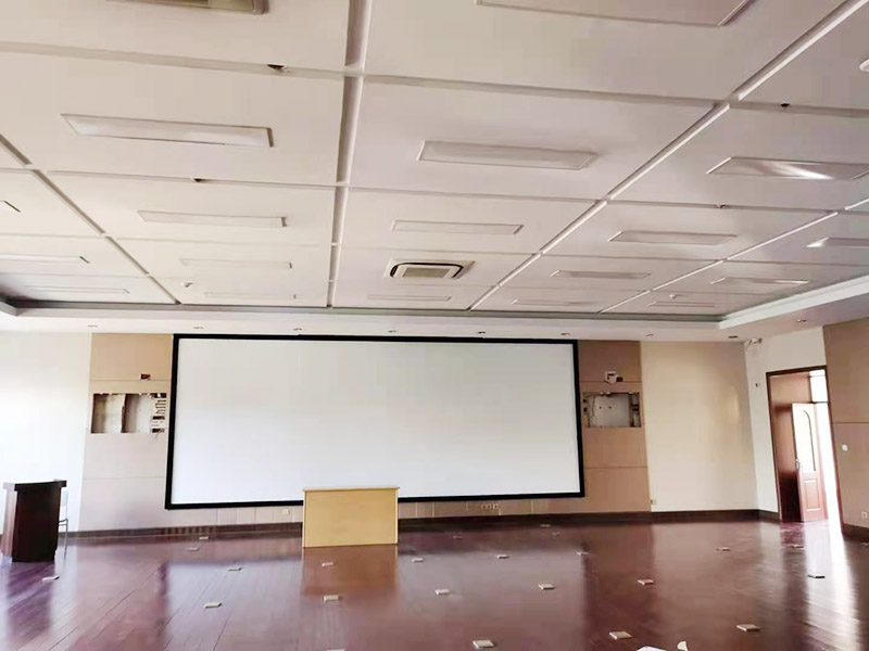 投影儀安裝案例：投影儀正向吊掛在天花板上進行投射畫面。優(yōu)點：不用擔心小孩搞破壞，也不用擔心客廳空間小占位置，一次安裝一步到位，不用頻繁地調(diào)節(jié)！缺點：由于布線長，可能會引起信號衰減，從而影響到投影效果。第一次安裝時，如何布線，如何計算與幕布之間的合理距離等都要費一點腦力。裝好之后，后期維護也不方便，如除塵，換過濾網(wǎng)，清潔鏡頭等日常維護基本就很難進行了。