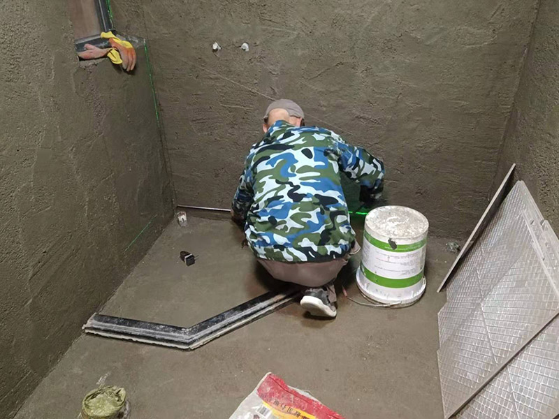 浴室找平貼磚：在鋪貼瓷磚前，我們要先把還沒涂抹水泥的地磚鋪在地上，并敲平，然后在地磚上涂滿水泥，鋪在地面，鋪地磚的過程中要對齊四塊磚的對角位置。  另外，在鋪貼瓷磚時也要講究鋪貼順序，在鋪地磚時應從內向外貼，有坡度或地漏的地方，要注意排水方向找坡，而墻面磚應從下往上貼，底層的瓷磚要最后貼，這樣鋪貼出來才美觀，鋪完地磚后還要壓地磚。