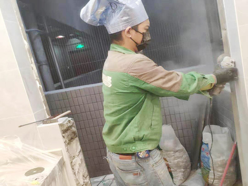 瓷磚切割維修：第1步需要做好定位，準備一個移動的標尺，選定你需要的尺寸，一只手握住手柄，要將設(shè)備向后拉，然后將瓷磚平放在地板上面，與切割的線相對齊。第2步就是劃線，要確定切割的尺寸，而劃線的時候是非常重要的，必須要在瓷磚的表面切割成一條連續(xù)的直線。第3步就是下壓，也就是說需要將機器設(shè)備的手柄向后拉，穩(wěn)定地落在瓷磚的前端，這樣子隨著你的力度加大，瓷磚就會沿著橫線斷開。切割的時候一定記住要比較均勻，而且是連續(xù)的，這樣子才能夠很好地把瓷磚切割整齊。