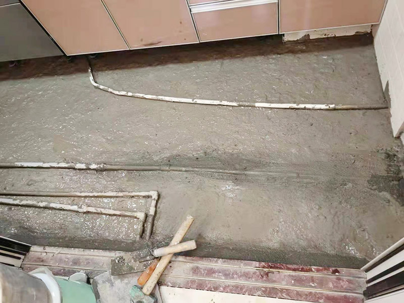 廚房地面埋管找平：一般房屋的地面上有比較凸出的地方，可以采用旋轉平磨的方式將高的地方打磨下去前提是下邊沒有管道。如果高的地方不打磨，那么找平出來的地面就會出現由齒刮刮出來的地面在高的地方同樣留下了同樣多的水泥，最后找出來的地面好是高的地方依然高，低的地方依然低。同時打磨還能節約不少的用料，這是地面找平中一個很重要的步驟。