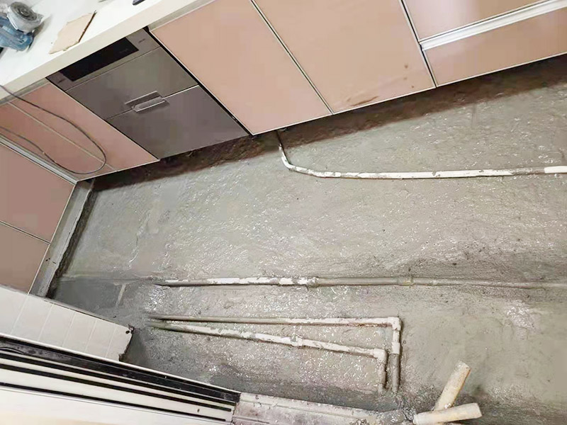 廚房地面埋管找平：一般房屋的地面上有比較凸出的地方，可以采用旋轉平磨的方式將高的地方打磨下去前提是下邊沒有管道。如果高的地方不打磨，那么找平出來的地面就會出現由齒刮刮出來的地面在高的地方同樣留下了同樣多的水泥，最后找出來的地面好是高的地方依然高，低的地方依然低。同時打磨還能節約不少的用料，這是地面找平中一個很重要的步驟。