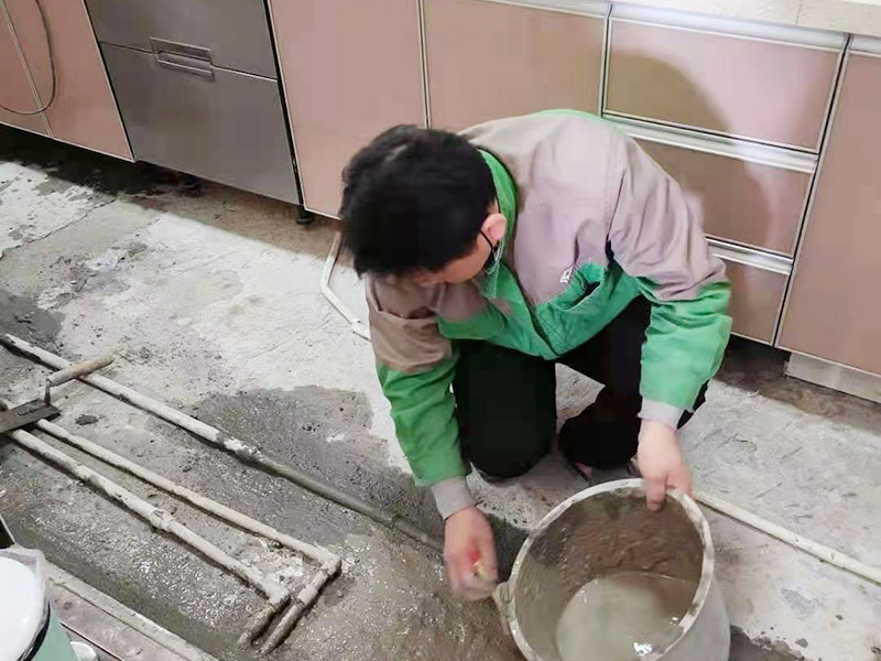 廚房地面埋管找平：一般房屋的地面上有比較凸出的地方，可以采用旋轉平磨的方式將高的地方打磨下去前提是下邊沒有管道。如果高的地方不打磨，那么找平出來的地面就會出現由齒刮刮出來的地面在高的地方同樣留下了同樣多的水泥，最后找出來的地面好是高的地方依然高，低的地方依然低。同時打磨還能節約不少的用料，這是地面找平中一個很重要的步驟。