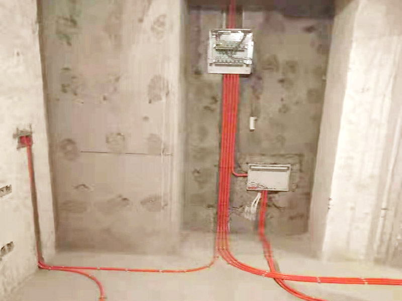 全屋電路布線：首先根據實際情況定位，定位完成后，電工根據定位和電路走向，開布線槽，線路槽很有講究，要橫平豎直，不過，規范的做法，不允許開橫槽，因為會影響墻的承受力。布線一般采用線管暗埋的方式。線管有冷彎管和PVC管兩種，冷彎管可以彎曲而不斷裂，是布線的最好選擇，因為它的轉角是有弧度的，線可以隨時更換，而不用開墻。冷彎管要用彎管工具，弧度應該是線管直徑的10倍，這樣穿線或拆線，才能順利。