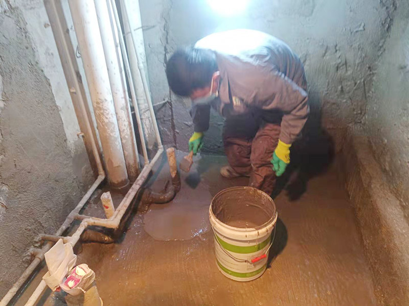 調制水泥地面找平： 一般房屋的地面上有比較凸出的地方，可以采用旋轉平磨的方式將高的地方打磨下去前提是下邊沒有管道。如果高的地方不打磨，那么找平出來的地面就會出現由齒刮刮出來的地面在高的地方同樣留下了同樣多的水泥，最后找出來的地面好是高的地方依然高，低的地方依然低。同時打磨還能節約不少的用料，這是地面找平中一個很重要的步驟。