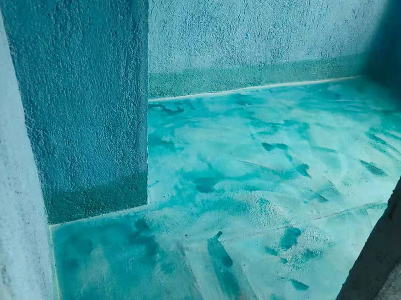 基層處理是衛生間做防水的基礎工作，要找平地面，確保地面的平整干凈。鋪貼涂料時要做到用力均勻，不能漏刷、缺刷，避免脫落、開裂等，過于干燥的季節也不適宜做防水。涂刷的厚度小于1毫米比較好。做完防水涂層后一定要涂上表面防護涂料，對內部材料起到保護的作用。鋪保護層與鋪防水涂料一樣要做到均勻、無裂痕、不脫落。閉水實驗是衛生間做防水的最后一步，對防水施工進行檢查。在防水層徹底干透后，在衛生間蓄水24小時以上，看是否有漏水等現象。