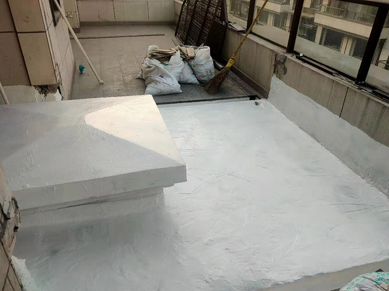 屋面高彈涂刷：清理基層，施工前要將基層表面的塵土和雜物清理干凈，然后用熱熔法改性瀝青卷材對防水層施工前在水落口、管根、陰陽角等細部先做好附加層。熱熔封邊，用噴槍將卷材搭接處加熱，讓其粘結牢固，然后涂刷第一遍防水涂料。防水施工前要先保證地面干凈、干燥，防水涂料要滿涂，確保無遺漏，與基層結合要牢固，無裂紋和氣泡等，防水涂料厚度要達到產品規定的要求。