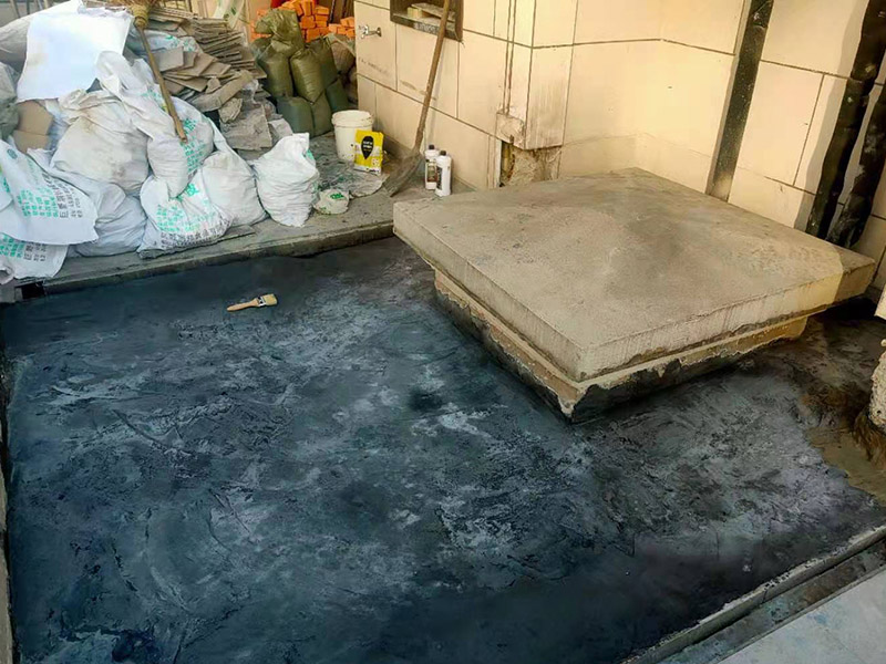 屋面高彈涂刷：清理基層，施工前要將基層表面的塵土和雜物清理干凈，然后用熱熔法改性瀝青卷材對防水層施工前在水落口、管根、陰陽角等細部先做好附加層。熱熔封邊，用噴槍將卷材搭接處加熱，讓其粘結牢固，然后涂刷第一遍防水涂料。防水施工前要先保證地面干凈、干燥，防水涂料要滿涂，確保無遺漏，與基層結合要牢固，無裂紋和氣泡等，防水涂料厚度要達到產品規定的要求。