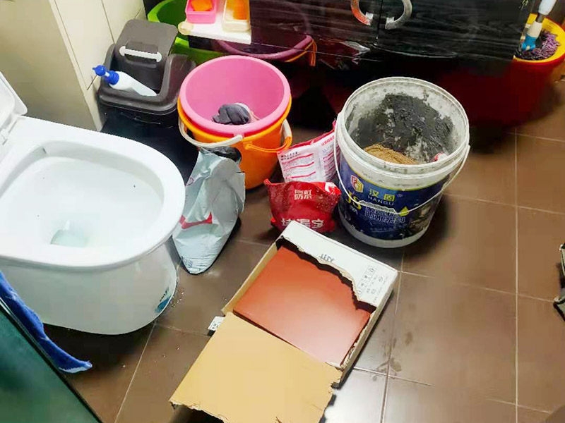 瓷磚修補維修:1，用錘子和鑿子，敲掉破損的瓷磚及原有的瓷磚粘合劑，直到露出原來的水泥墻面。 2，調好瓷磚粘合劑 3，先將瓷磚粘合劑拌勻，再用抹刀將瓷磚粘合劑涂抹到瓷磚背面。 4，粘合劑涂到瓷磚上之后，可以在粘合劑表面刮出鋸齒痕跡，增加瓷磚的粘合力，然后將瓷磚貼到墻面上。