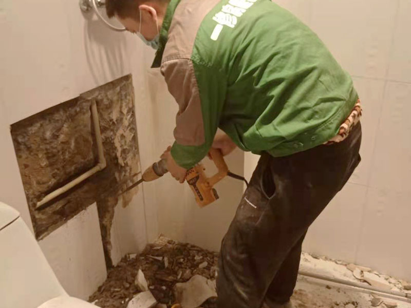 墻內水管維修：首先根據施工圖看水管走向，如果漏水的位置后面埋有水管，可以先把家里面的水閘關掉，放干龍頭里面的水，如果一段時候后發現墻面水跡不見了，證明是水管出現問題。 如果是請的專業的維修師傅，可以讓師傅用打壓機直接打壓檢測，若確定是墻內水管漏水，就可以直接鑿開墻壁找水管漏點。 可以先截斷水源，然后將暗水管漏水點的墻面開鑿，找到漏水的部分，先用小鋼鋸把漏水的地方鋸掉，注意鋸口要平。用砂紙把新露出的端口輕輕打磨，然后用接口套住，將備換的新管對準接口口子，注意要對直。然后用熱熔器對新管道進行熱熔連接。 或者是將鋸掉的管道清理干凈，用專用膠水涂在端口上，稍微晾一會兒;趁此時在“竹節”接頭內涂上膠水。把端口和“竹節”連接，然后反復轉動，直到牢固。同樣的方法去連接另一端。最后在接縫處再涂適量的膠水，確保不滲漏。