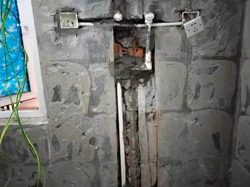 浴室墻內水管安裝:水管的鋪設方式分為明裝和暗裝，明裝是將水管管道沿著天花板下、墻上、柱上、梁下、地板旁外等地方外露敷設，其優點就是造價會比較低，施工相對方便，維修更加簡單;缺點就是水管外表容易堆積灰塵、產生凝水等，影響美觀。暗裝就是將水管管道鋪設在吊頂、地面或管溝中隱蔽敷設，暗裝的優點是鋪設完看不到水管，比較美觀;缺點就是若后期水管出現漏水等問題不好維修。 當水管安裝完就要測試水管有無漏水情況，測試前要將水管總閥關閉，然后再將所有水龍頭打開，看看水表會不會走動，若會走動，則說明有漏水情況;若水表沒有走動，則說明水管安裝合格。測試水管的時間應為半小時左右比較好。