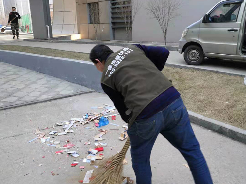 室外裝飾拆除維修：如果是有電梯的房子裝修拆除的話，要做好電梯間的保護工作，避免影響一整棟樓的環境。弄一些夾板或者真珠板材來保護電梯間，從電梯間到房門的走廊倪也鋪設一些瓦楞紙或者真珠板，避免使用推車的時候損壞地面。 如果對于屋子里的地板不需要進行裝修拆除的話，就需要考慮到保護的問題了。要在地板上鋪一層夾板加上一層真珠板，以免重物敲擊或者是顏色滲透。如果原本房內的家具不好搬出去則需要考慮用一層氣泡紙包裹起來，然后加一層棉被才能比較穩妥的保護好，倪是都不好要留在現場，至于燈具、空調和熱水器等倪還是拆掉，完工之后再裝回來。