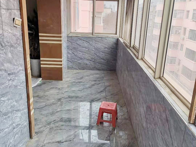 全屋瓷磚鋪貼：首先應除去基層表面的污垢，油漬，浮灰;除去基層上所有涂料層，膩子層;如果基層未能達到平整度要求，需對基層進行預先的找平處理。鋪貼瓷磚前需事先找好垂直線，以此為基準鋪貼的瓷磚高低均勻、垂直美觀;此外，施工前在墻體四周需彈出標高控制線，在地面彈出十字線，以控制地磚分隔尺寸。加水后將粘結劑漿料攪拌至潤滑均勻，無明顯塊狀或糊狀結塊，攪拌后的漿料靜置5-10分鐘后再稍加攪拌1-2分鐘即可使用。將瓷磚平整地鋪貼在基層上，使用橡膠錘將瓷磚拍實鋪平。施工過程中，可小幅度轉動瓷磚，使漿料與瓷磚背面充分接觸。