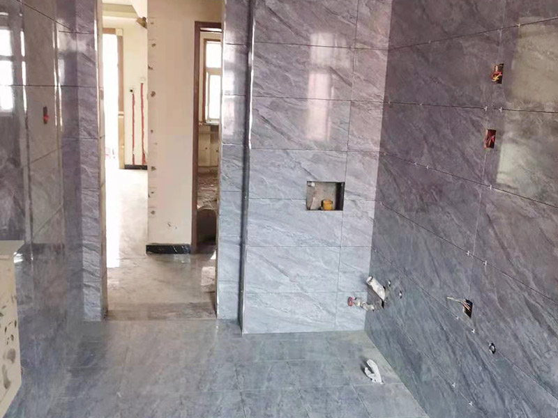 全屋瓷磚鋪貼：首先應除去基層表面的污垢，油漬，浮灰;除去基層上所有涂料層，膩子層;如果基層未能達到平整度要求，需對基層進行預先的找平處理。鋪貼瓷磚前需事先找好垂直線，以此為基準鋪貼的瓷磚高低均勻、垂直美觀;此外，施工前在墻體四周需彈出標高控制線，在地面彈出十字線，以控制地磚分隔尺寸。加水后將粘結劑漿料攪拌至潤滑均勻，無明顯塊狀或糊狀結塊，攪拌后的漿料靜置5-10分鐘后再稍加攪拌1-2分鐘即可使用。將瓷磚平整地鋪貼在基層上，使用橡膠錘將瓷磚拍實鋪平。施工過程中，可小幅度轉動瓷磚，使漿料與瓷磚背面充分接觸。