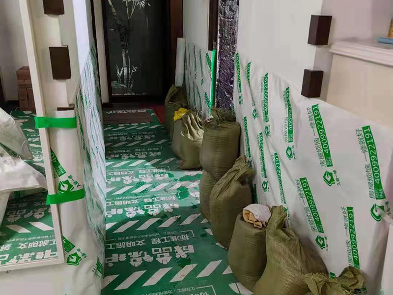 浴室防水成品保護：衛生間洗浴時會濺水到鄰近的墻上，如沒有防水層的保護，隔壁墻和對頂角墻易潮濕發生霉變。所以一定要在鋪墻面瓷磚之前，做好墻面防水，一般防水處理中墻面要做30厘米高的防水處理，但是非承重的輕體墻，就要將整面墻做防水，至少也要做到1.8米高。 在鋪地磚之前，就一定要做好防水工程；在瓷磚鋪設之后，要保證磚面有一個泄水坡度(一般以1%左右為宜)，坡度朝向地漏，有利于廢水排放。 為了有好的防水效果，防水涂料一定要涂刷三遍，單組分環保型聚氨酯涂料的干透期在3~4天左右，如果在陰雨天涂刷防水材料，防水