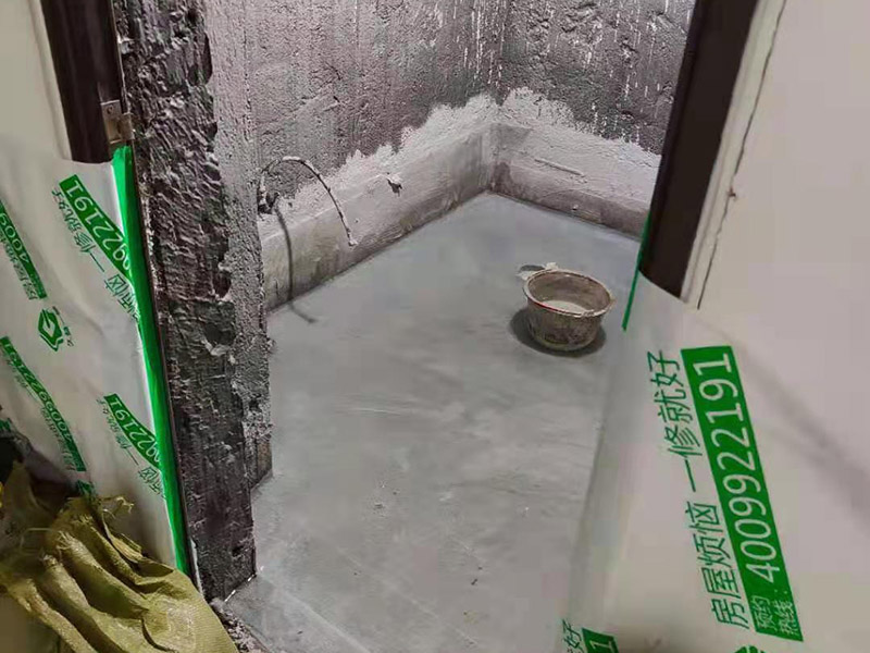 浴室防水成品保護：衛生間洗浴時會濺水到鄰近的墻上，如沒有防水層的保護，隔壁墻和對頂角墻易潮濕發生霉變。所以一定要在鋪墻面瓷磚之前，做好墻面防水，一般防水處理中墻面要做30厘米高的防水處理，但是非承重的輕體墻，就要將整面墻做防水，至少也要做到1.8米高。 在鋪地磚之前，就一定要做好防水工程；在瓷磚鋪設之后，要保證磚面有一個泄水坡度(一般以1%左右為宜)，坡度朝向地漏，有利于廢水排放。 為了有好的防水效果，防水涂料一定要涂刷三遍，單組分環保型聚氨酯涂料的干透期在3~4天左右，如果在陰雨天涂刷防水材料，防水