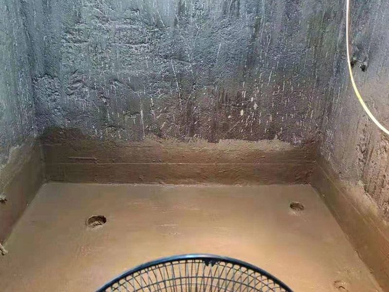 浴室防水成品保護：衛生間洗浴時會濺水到鄰近的墻上，如沒有防水層的保護，隔壁墻和對頂角墻易潮濕發生霉變。所以一定要在鋪墻面瓷磚之前，做好墻面防水，一般防水處理中墻面要做30厘米高的防水處理，但是非承重的輕體墻，就要將整面墻做防水，至少也要做到1.8米高。 在鋪地磚之前，就一定要做好防水工程；在瓷磚鋪設之后，要保證磚面有一個泄水坡度(一般以1%左右為宜)，坡度朝向地漏，有利于廢水排放。 為了有好的防水效果，防水涂料一定要涂刷三遍，單組分環保型聚氨酯涂料的干透期在3~4天左右，如果在陰雨天涂刷防水材料，防水