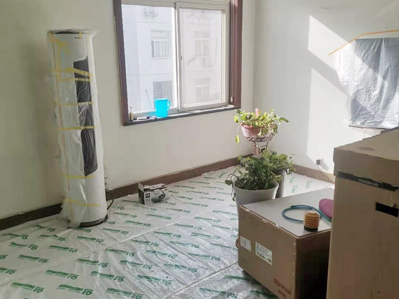 鏟墻皮成品保護：首先要將墻面全部用水浸濕，一般會使用滾輪將墻面滾一遍水，在要鏟的地方不斷地滾動，這樣大約過十幾分鐘，就開始用鏟子鏟剛才滾濕的地方。要一層一層地鏟，這當中可能會遇到乳膠漆層，或者膠水層，還有膩子層。如果碰到了一些防水膩子不好弄的話就需要打磨機了。