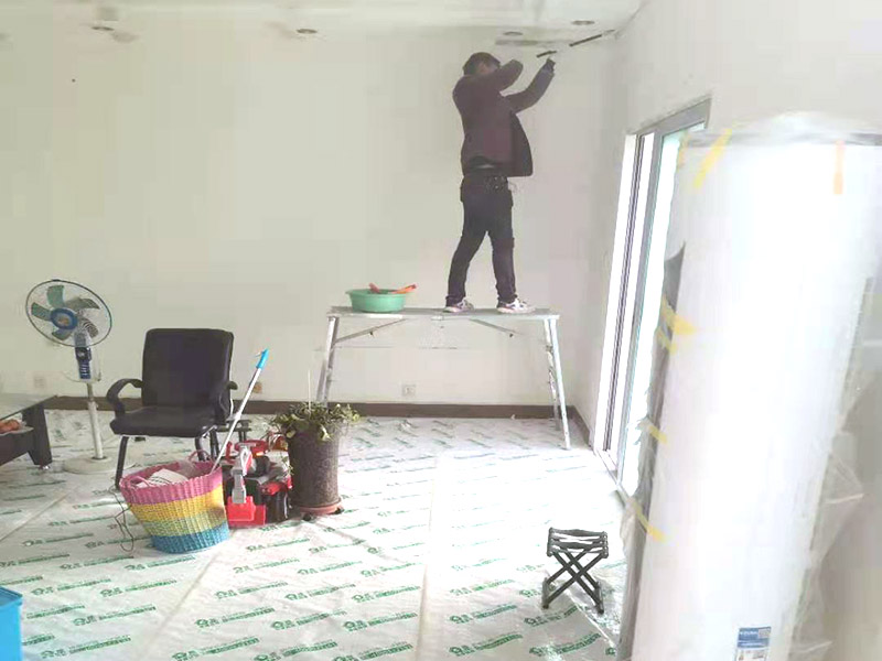 鏟墻皮成品保護：首先要將墻面全部用水浸濕，一般會使用滾輪將墻面滾一遍水，在要鏟的地方不斷地滾動，這樣大約過十幾分鐘，就開始用鏟子鏟剛才滾濕的地方。要一層一層地鏟，這當中可能會遇到乳膠漆層，或者膠水層，還有膩子層。如果碰到了一些防水膩子不好弄的話就需要打磨機了。