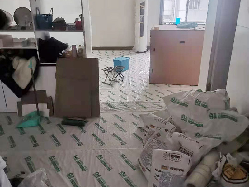 鏟墻皮成品保護：首先要將墻面全部用水浸濕，一般會使用滾輪將墻面滾一遍水，在要鏟的地方不斷地滾動，這樣大約過十幾分鐘，就開始用鏟子鏟剛才滾濕的地方。要一層一層地鏟，這當中可能會遇到乳膠漆層，或者膠水層，還有膩子層。如果碰到了一些防水膩子不好弄的話就需要打磨機了。