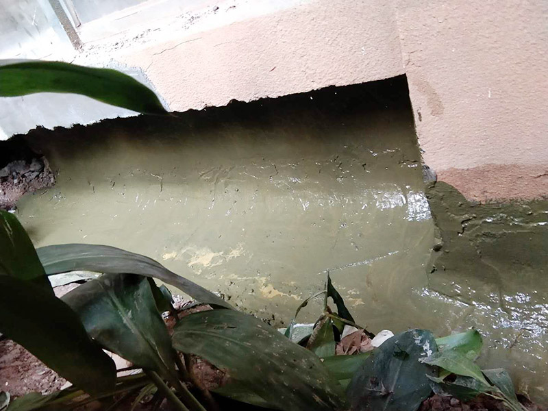 水溝刷防水維修：鋪設柔性防水層，選擇涂料或卷材都可以。其施工條件要求基面含水率不大于9%，所以適宜在天氣炎熱且連晴5天以后的夏季施工。完工后，應做蓄水實驗。如做涂料防水，以一布兩涂為例：清理干凈基層后，滿刷一遍涂料，干燥成膜后，鋪設一層玻纖布胎體增強材料，并在已展平的表面上滿刷一層涂料固定，干燥后進行下一遍涂料施工。防水涂膜的總厚度應在3毫米以上。如做防水卷材施工，清理干凈基層后，在卷材反面和基層刷粘結膠，按彈好的基準線由遠而近的粘貼、輥壓，最后做接縫收頭檢查處理。