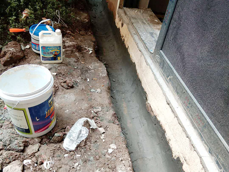 水溝刷防水維修：鋪設柔性防水層，選擇涂料或卷材都可以。其施工條件要求基面含水率不大于9%，所以適宜在天氣炎熱且連晴5天以后的夏季施工。完工后，應做蓄水實驗。如做涂料防水，以一布兩涂為例：清理干凈基層后，滿刷一遍涂料，干燥成膜后，鋪設一層玻纖布胎體增強材料，并在已展平的表面上滿刷一層涂料固定，干燥后進行下一遍涂料施工。防水涂膜的總厚度應在3毫米以上。如做防水卷材施工，清理干凈基層后，在卷材反面和基層刷粘結膠，按彈好的基準線由遠而近的粘貼、輥壓，最后做接縫收頭檢查處理。