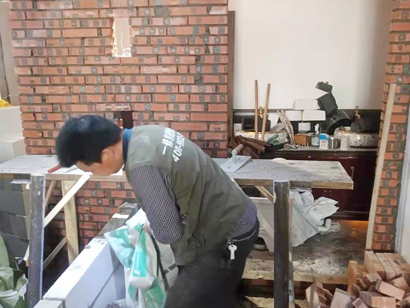 室內水泥砌紅磚：要想在家中裝修一面紅磚砌墻，施工工人一般都會使用鋼化的方法。鋼化之后的紅磚砌墻不僅光澤度好，而且硬度還高，用指甲都不會留下什么痕跡。但是這種工藝的本身并不是膩子，因為膩子是作為面層來打底用的，所以必須要具有一定的粗糙度、吸水性、延展性，這樣附著力才好，也不會導致墻漆快速干裂。在做了鋼化之后，就可以不用再上乳膠漆了。因為紅磚砌墻的附著力和吸水性都很差，如果要比較與墻漆的好壞，從環保的角度來說，墻漆無疑是最好的。
