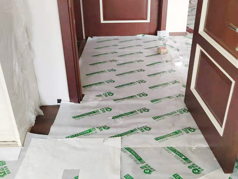 墻面修補成品保護：安裝完成的墻面板應將轉角、門框及柱子等陽角部位用柔性紙板或塑料泡沫進行包裹，在明顯的區域內做好成品保護標示防止，尤其在人手所能觸及的范圍內做好防護，防止污染和磕碰等損壞。水暖、電、通風等工種應在板塊墻面前施工，防止損壞面板。拆除腳手架子時嚴格按照腳手架方案進行拆除，注意不要碰撞墻面損壞面板。