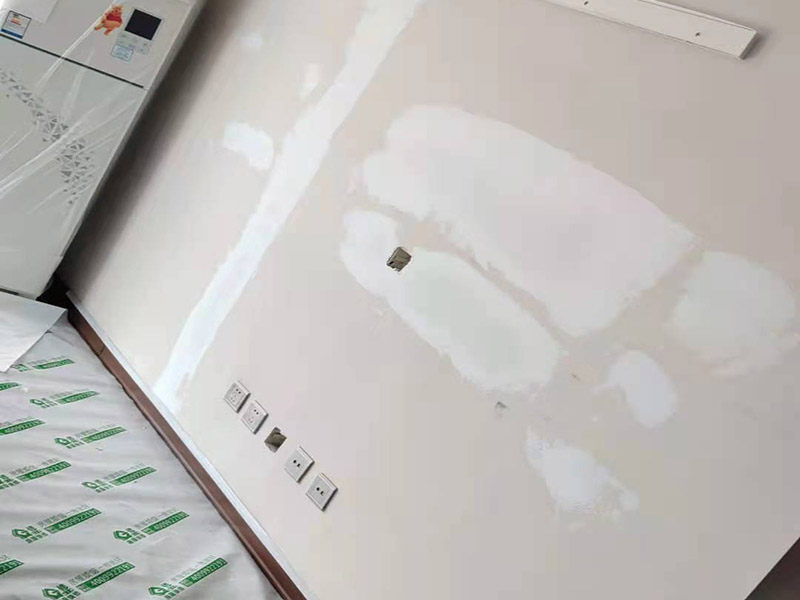 墻面修補成品保護：安裝完成的墻面板應將轉角、門框及柱子等陽角部位用柔性紙板或塑料泡沫進行包裹，在明顯的區域內做好成品保護標示防止，尤其在人手所能觸及的范圍內做好防護，防止污染和磕碰等損壞。水暖、電、通風等工種應在板塊墻面前施工，防止損壞面板。拆除腳手架子時嚴格按照腳手架方案進行拆除，注意不要碰撞墻面損壞面板。