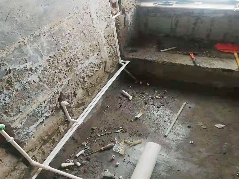 衛(wèi)生間水電改造：按客戶要求，確定水電設(shè)施的準(zhǔn)確位置，施工開槽前做出，在施工前定好位置，施工后不再改動(dòng)或添加。然后以水平線為標(biāo)準(zhǔn)挖線盒，以管徑為標(biāo)準(zhǔn)開槽，用水泥砂漿穩(wěn)線盒，要求與墻面齊平，低位、高位線盒在同一水平，要先做，最后線管固定好。