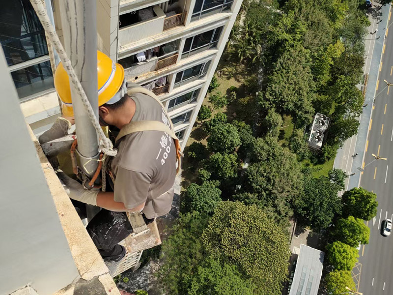 外墻高空作業(yè)：高空作業(yè)需要知道的小知識：高于地面2米以上(含2米)，且為懸空的高度作業(yè)是為高空作業(yè)。 安全措施需要注意這些點(diǎn)：高空作業(yè)人員必須正確佩帶安全帽，必須系好安全帶，并掛在牢固處(高掛低用)。高空作業(yè)嚴(yán)禁上下拋物，小型工具、配件用工具包盛裝或使用吊籃吊裝。檢查腳手架的扣件是否完好、螺栓是否擰緊;必須佩帶安全帶并掛牢(可拴在護(hù)欄上)。