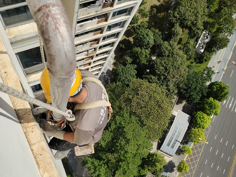 外墻高空作業(yè)：高空作業(yè)需要知道的小知識：高于地面2米以上(含2米)，且為懸空的高度作業(yè)是為高空作業(yè)。 安全措施需要注意這些點(diǎn)：高空作業(yè)人員必須正確佩帶安全帽，必須系好安全帶，并掛在牢固處(高掛低用)。高空作業(yè)嚴(yán)禁上下拋物，小型工具、配件用工具包盛裝或使用吊籃吊裝。檢查腳手架的扣件是否完好、螺栓是否擰緊;必須佩帶安全帶并掛牢(可拴在護(hù)欄上)。