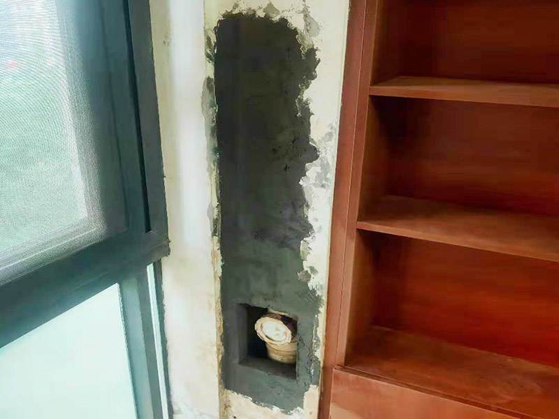 墻內主水管漏水維修：主水管漏水點相較其他水管更大，如果上面樓層不高就可以直接讓樓上不要用水，不然就要將整棟樓的水停下來，否則就會影響到后期的施工。更換的時候要將漏水的地方截掉，然后套上尺寸相同的新管，并用PVC膠水把連接處粘好。假如滲透的不嚴重，那么直接用PVC膠水粘結好，再拿防水布裹緊即可。最后再墻面修復。