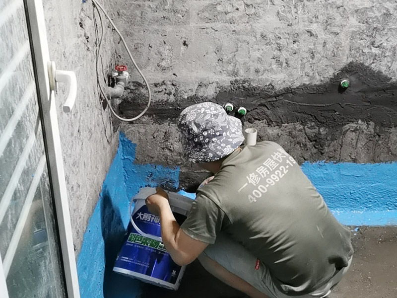 衛生間地面刷防水：首先就要清理地面的渣子和灰塵，而且坡度也很重要，門口附近坡度小，地漏附近坡度大，這樣有利于排水。地面不平，在涂刷防水涂料的時候就可能會涂不均勻，又或是地面因為不平而容易裂開，這即使是涂了防水涂料上去也會隨著地面裂開。