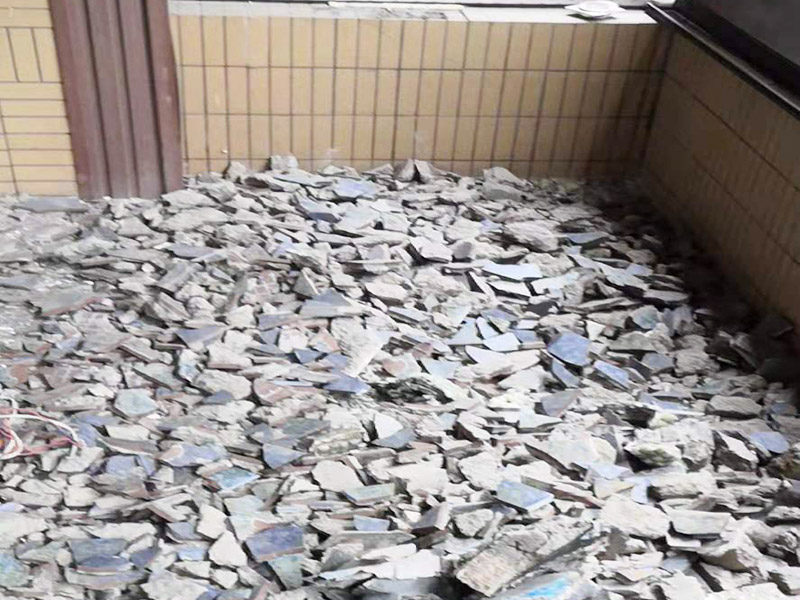 陽臺拆除施工：如果是陽臺地磚不再二次利用，那就可以直接用電鉆拆除就好。如果拆下來沒有損壞地磚的話，那是可以繼續使用的，但需要把背后的水泥漿除去，這個是比較麻煩的，弄不好就會把地磚弄壞，還要看運氣，最后沒損壞的磚少而且還費時間。