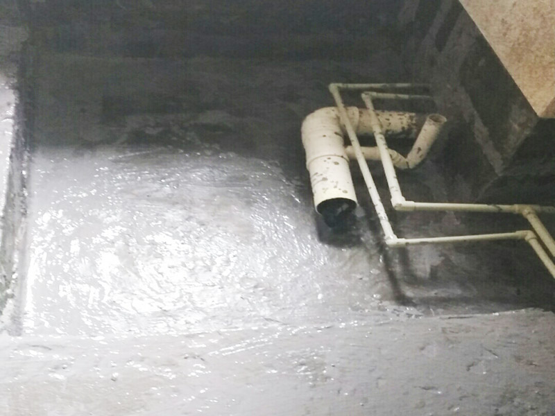 廁所地面找平施工：更換衛(wèi)生間的地磚，在將原有地磚鑿去之后，一定要先用水泥砂漿將地面找平，回填建議最理想用陶粒，次之用輕質(zhì)磚，常用建渣，亦可架空，煤渣也可較少了。然后再做防水處理。攪勻防水材料，要均勻一致，操作時(shí)先墻面后地面，從內(nèi)向外退著操作,待干固后做閉水試驗(yàn)幾天，然后再開(kāi)始貼磚。
