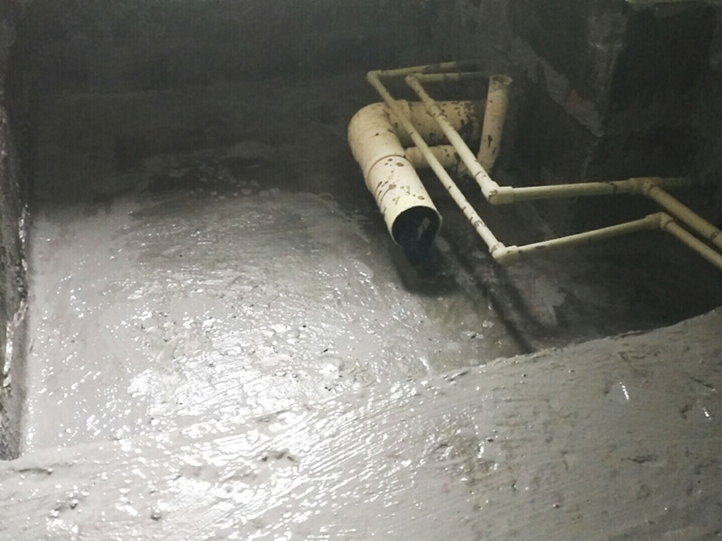 廁所地面找平施工：更換衛(wèi)生間的地磚，在將原有地磚鑿去之后，一定要先用水泥砂漿將地面找平，回填建議最理想用陶粒，次之用輕質(zhì)磚，常用建渣，亦可架空，煤渣也可較少了。然后再做防水處理。攪勻防水材料，要均勻一致，操作時(shí)先墻面后地面，從內(nèi)向外退著操作,待干固后做閉水試驗(yàn)幾天，然后再開(kāi)始貼磚。
