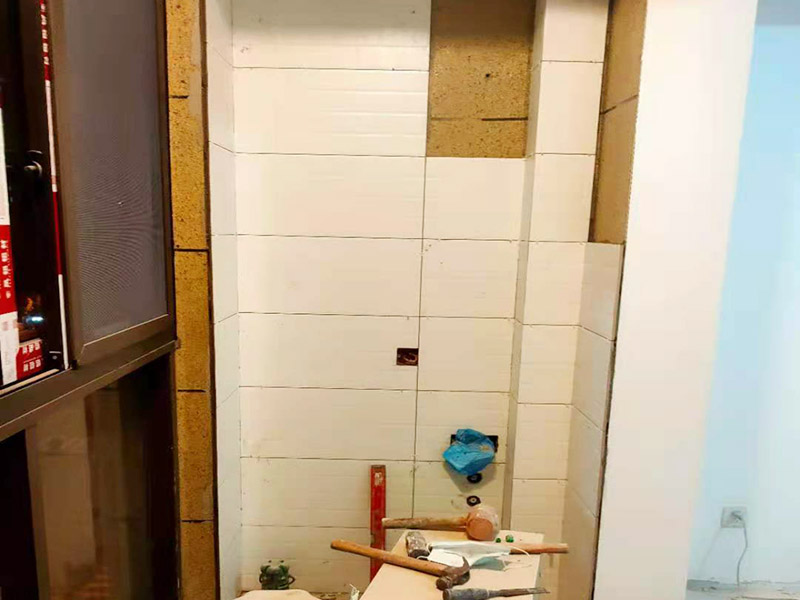 陽臺改造貼磚維修：陽臺改造翻新也不算小項目記得要做成品保護，然后就是在粘結劑量置晾時間內，將準備好的瓷磚鋪壓到位，垂直于梳理方向輕微搓動以排出磚下的空氣。鋪貼到位后用橡皮錘輕擊，用尺寸合適的十字定位架來調整表面平整度及接縫的平直。