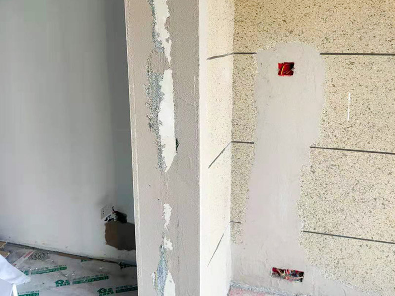 陽臺改造貼磚維修：陽臺改造翻新也不算小項目記得要做成品保護，然后就是在粘結劑量置晾時間內，將準備好的瓷磚鋪壓到位，垂直于梳理方向輕微搓動以排出磚下的空氣。鋪貼到位后用橡皮錘輕擊，用尺寸合適的十字定位架來調整表面平整度及接縫的平直。
