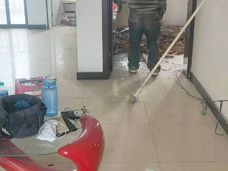 局部拆除,開門洞:首先對門洞的大小進行測量和劃線，然后借助墻體切割機或沖擊鉆，沿著線條的位置進行切割，切割出輪廓之后再用鐵錘把墻體敲碎，之后用沖擊鉆來修整門邊，最后把產生的垃圾清走，用水泥給門洞找平。