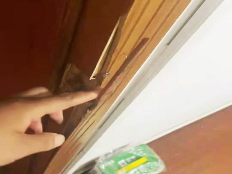 門框破損維修：首先將破損的洞清理干凈，用砂紙打磨一下除去污垢，將膩子和好填在空洞內，等膩子干后用砂紙打磨光滑，或者速干膠干透的木渣也是打磨光滑，除去上邊的灰塵。然后使用修補膏或者油漆對修補平整光滑的膩子上調色，還原成與周圍一樣的色彩，用吹風機快速吹干油漆。