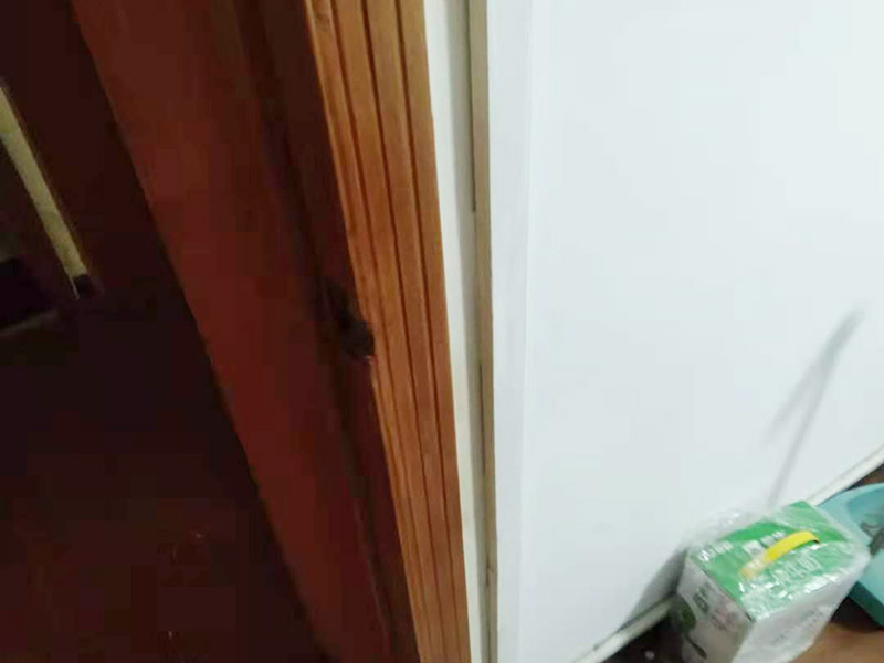 門框破損維修：首先將破損的洞清理干凈，用砂紙打磨一下除去污垢，將膩子和好填在空洞內，等膩子干后用砂紙打磨光滑，或者速干膠干透的木渣也是打磨光滑，除去上邊的灰塵。然后使用修補膏或者油漆對修補平整光滑的膩子上調色，還原成與周圍一樣的色彩，用吹風機快速吹干油漆。